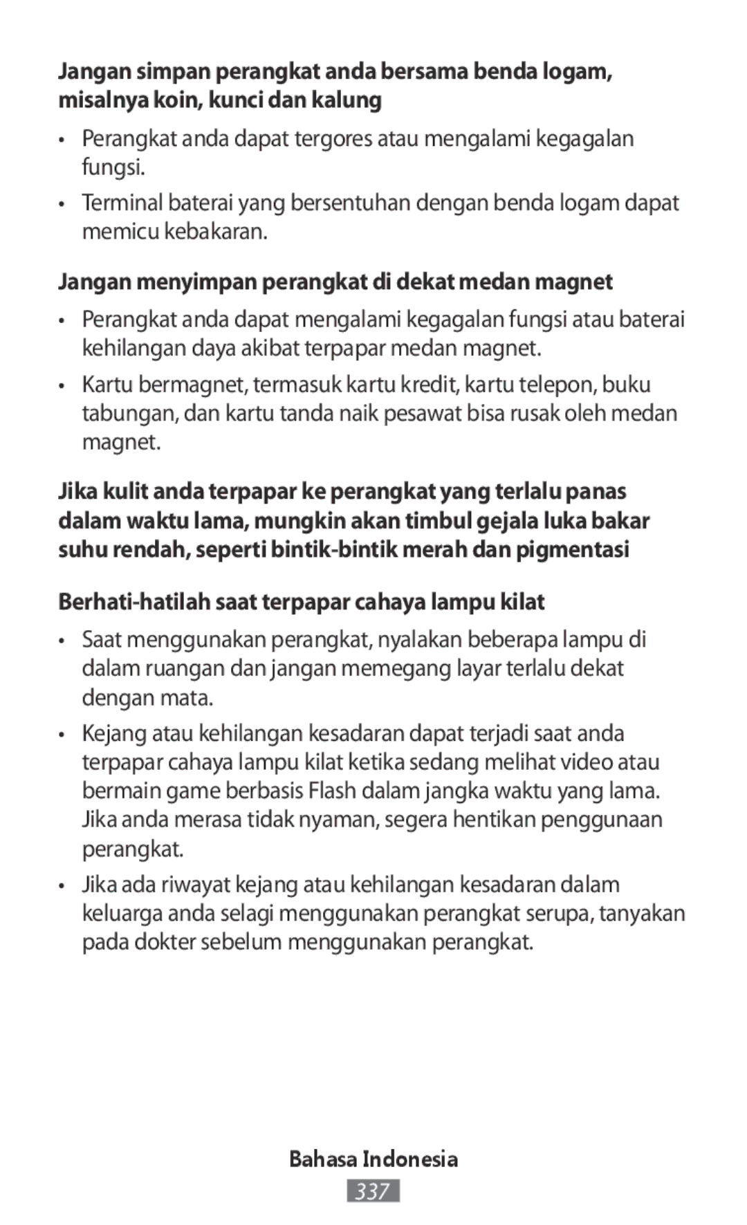 Samsung SM-R760NDAAITV Jangan menyimpan perangkat di dekat medan magnet, Berhati-hatilah saat terpapar cahaya lampu kilat 